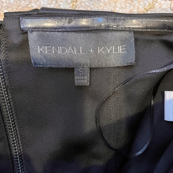 🛒🍵🍕🍦CLOSEOUT KENDALL + KYLIE bandeau black satin crop top puff sleeves - Picture 3 of 9